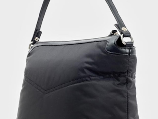 Bolso acolchado de nylon negro